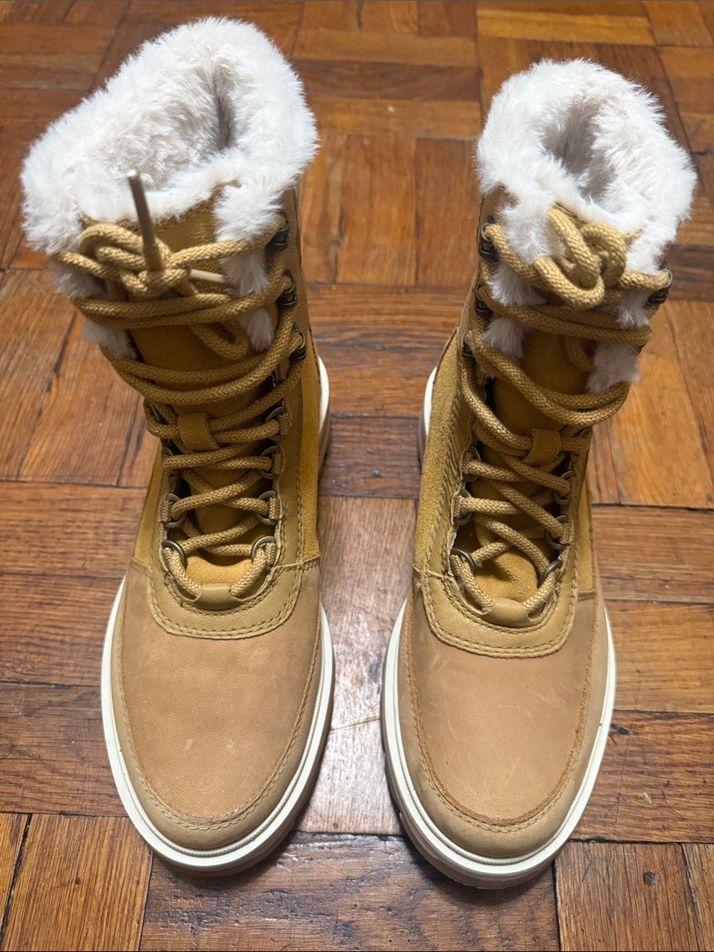 Sorel Women’s size 8.5 Suede Lace-Up Boots W/Faux Fur Preowned